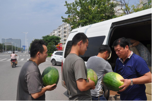 酷暑送清涼    情意潤(rùn)心田